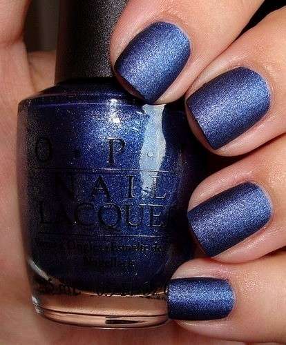 Nail art blu glitterato