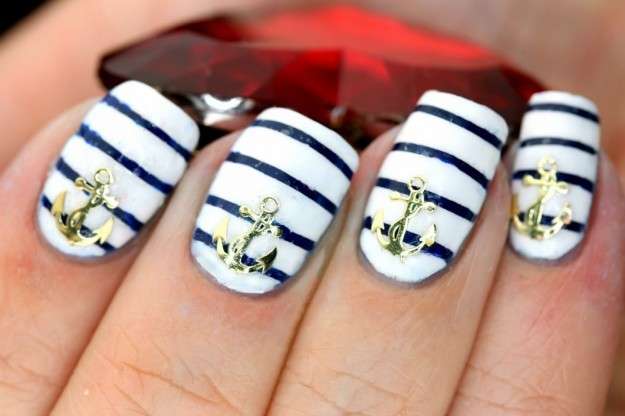 Navy nails con ancore argento