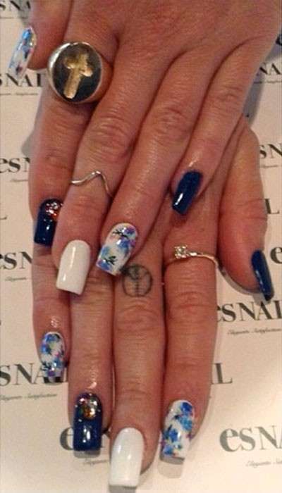 Particolare nail art blu e bianca