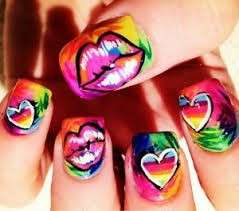 Nail art multicolor con decorazioni