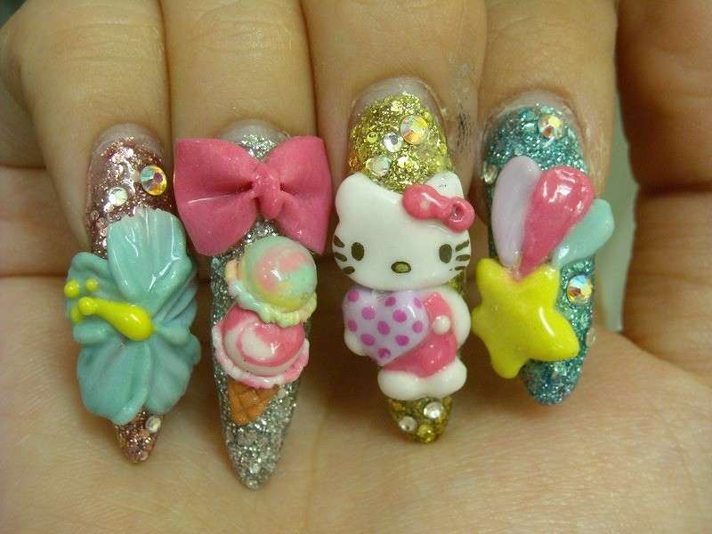 Preziosa nail art di Hello Kitty