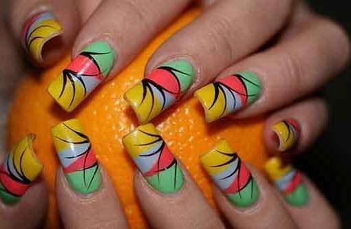 Una nail art colorata per l'estate