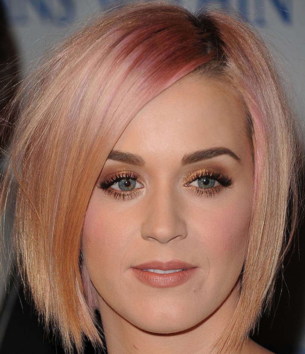 Viso ovale di Katy Perry e capelli bicolore