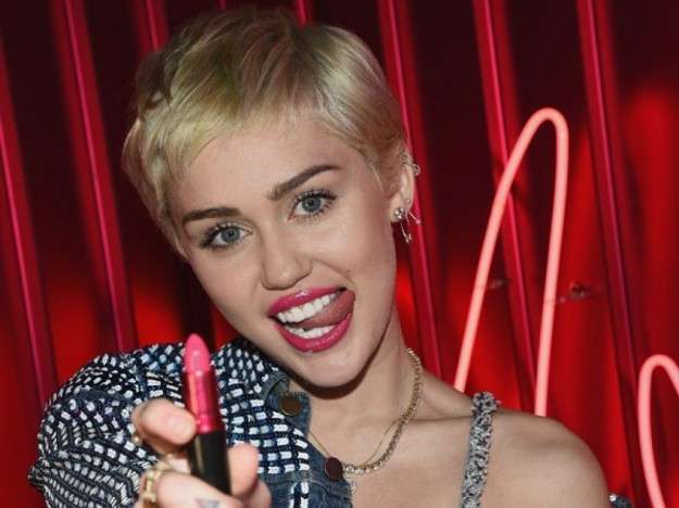 Miley Cyrus con rossetto rosa