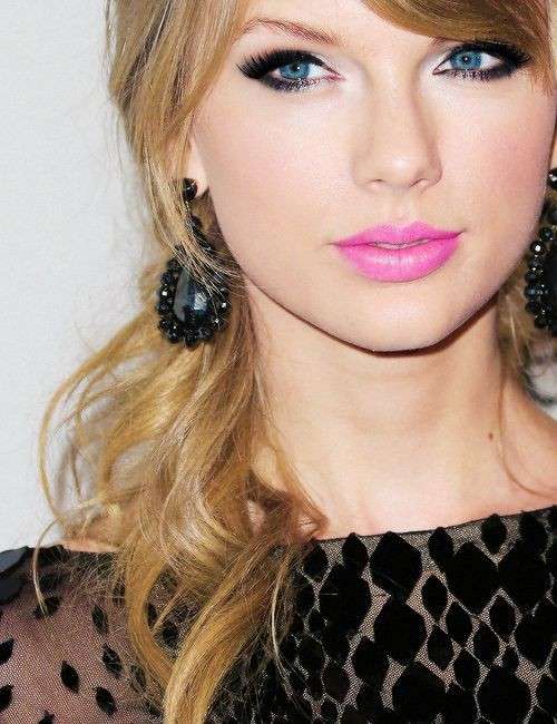Taylor Swift con rossetto rosa