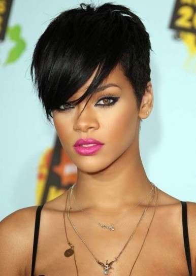 Rihanna look con rossetto rosa