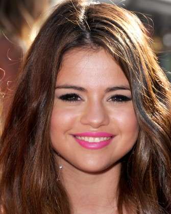 Selena Gomez con rossetto rosa