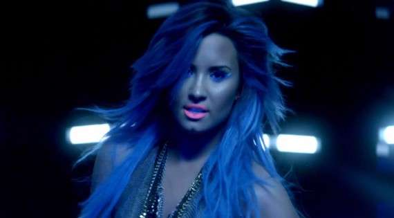 Demi Lovato look fluo in Neon lights