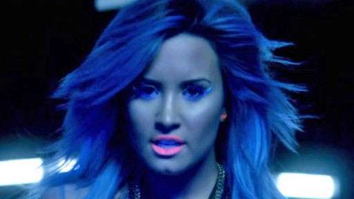 Demi Lovato look Neon lights
