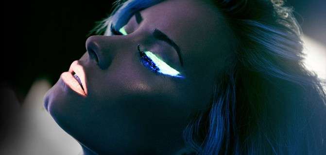 Make up Demi Lovato Neon lights