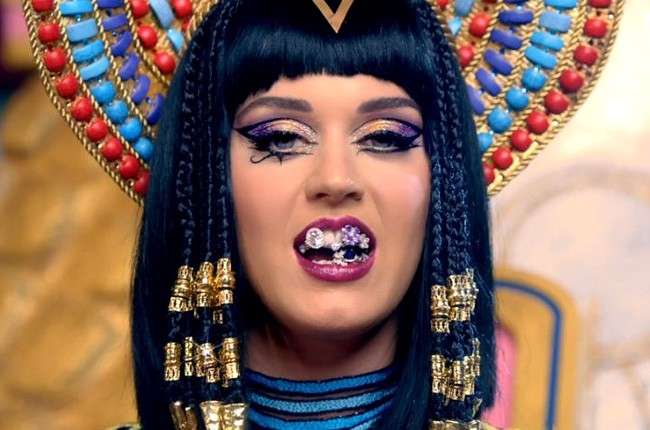 Katy Perry look in Dark Horse