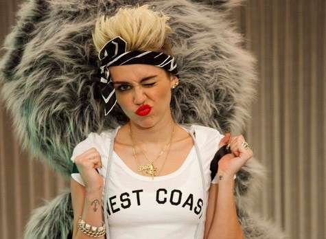 Miley Cyrus look nel video We can
