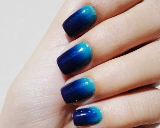 Nail art blu sfumata