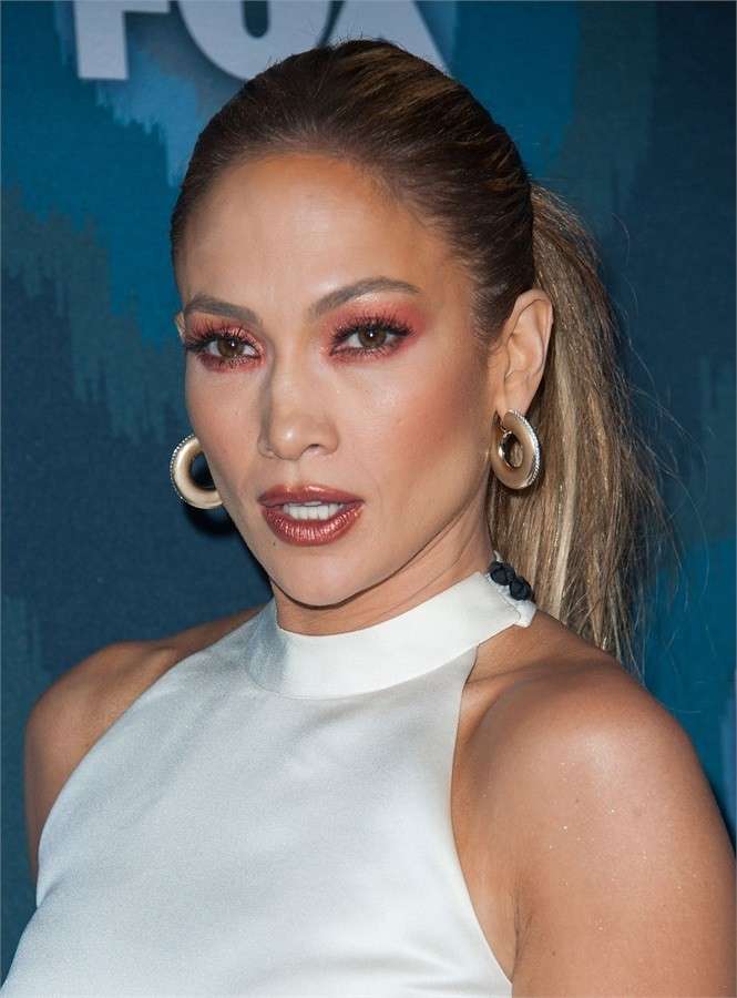 Jennifer Lopez con ombretto corallo