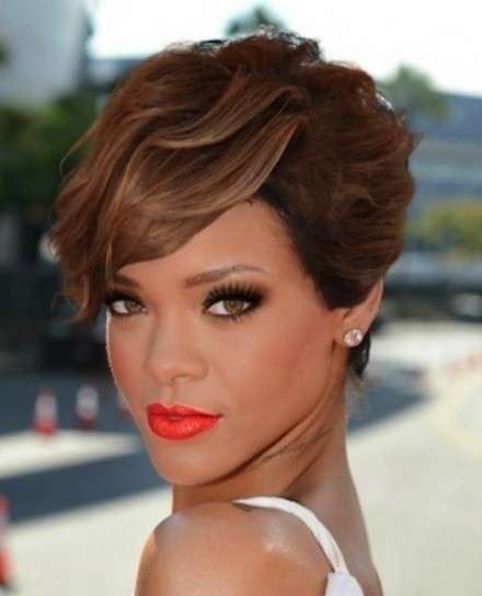Rihanna con rossetto corallo