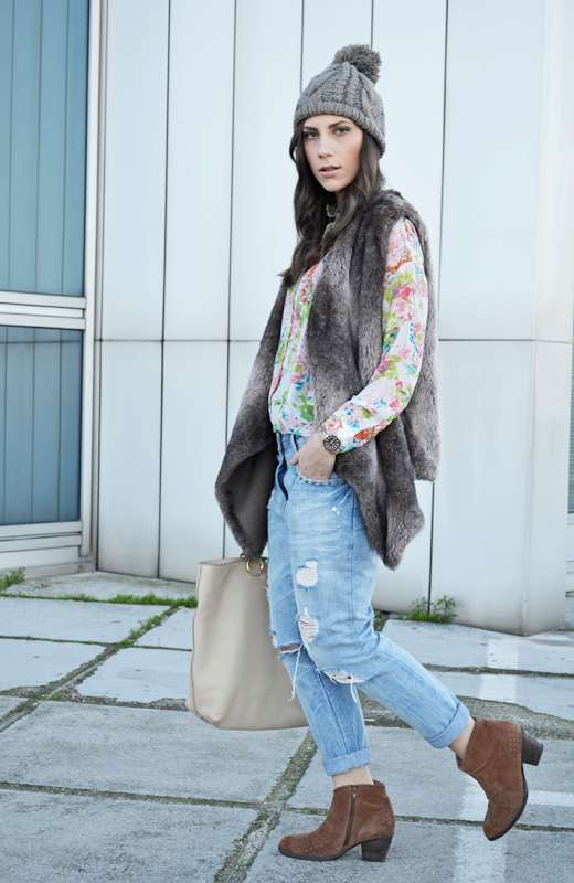 Jeans strappati con ankle boots