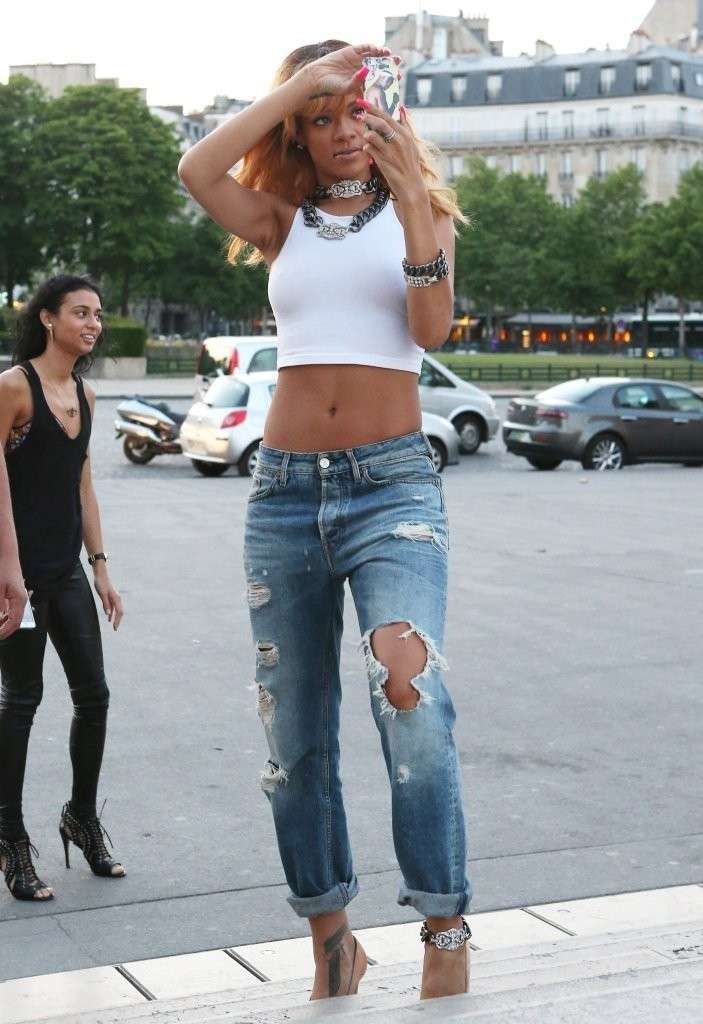 Rihanna con jeans strappati e crop top