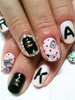 Chic nail art di Chanel