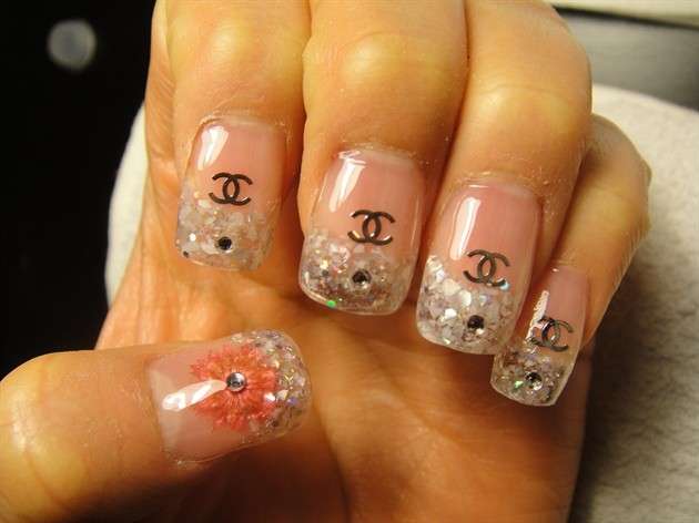 French manicure con logo Chanel
