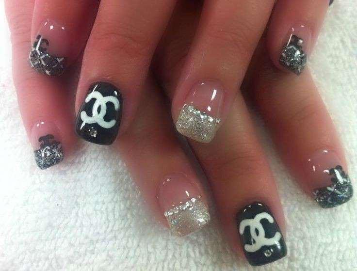 French manicure glitterata di Chanel