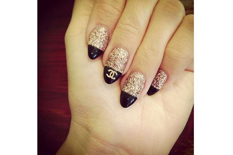 French manicure oro e nero di Chanel