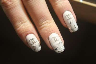 Nail art bianca di Chanel