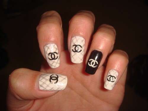 Nail art bianca e nera di Chanel