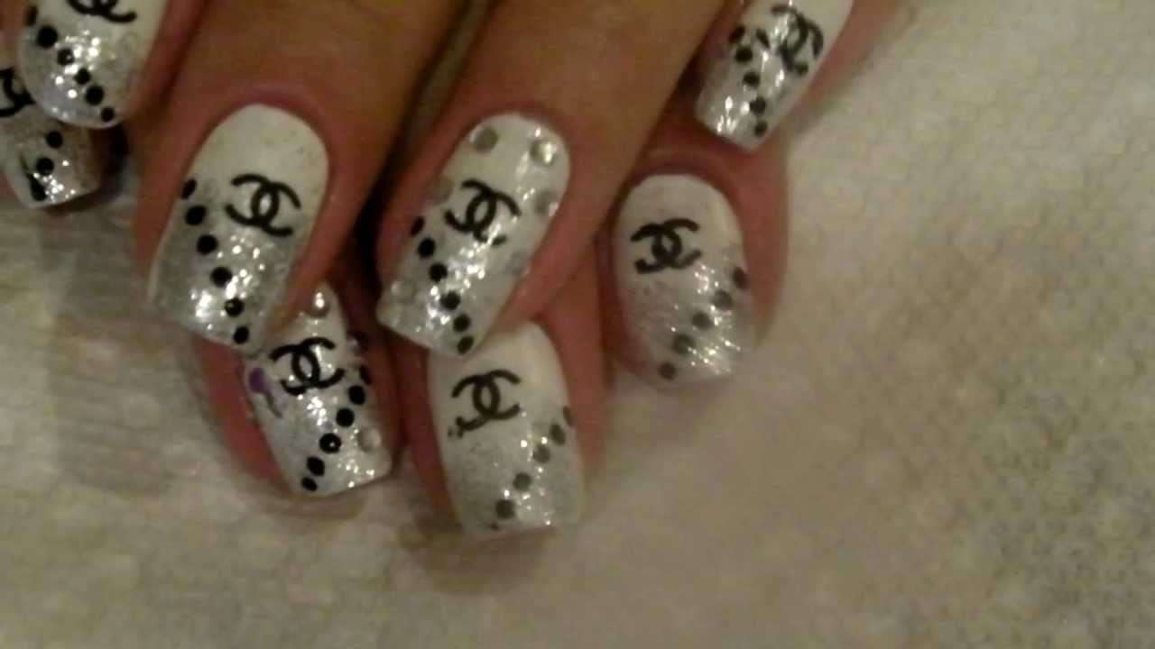 Nail art bianca glitterata di Chanel