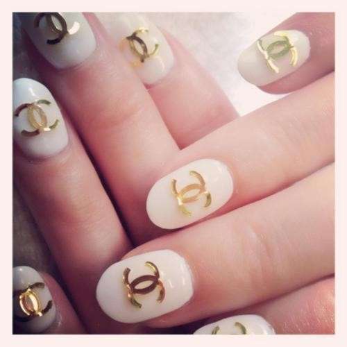 Nail art con logo oro di Chanel