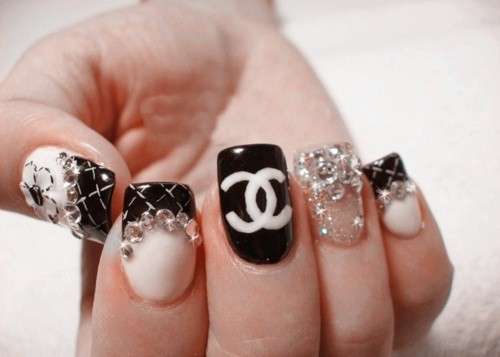 Nail art con strass di Chanel