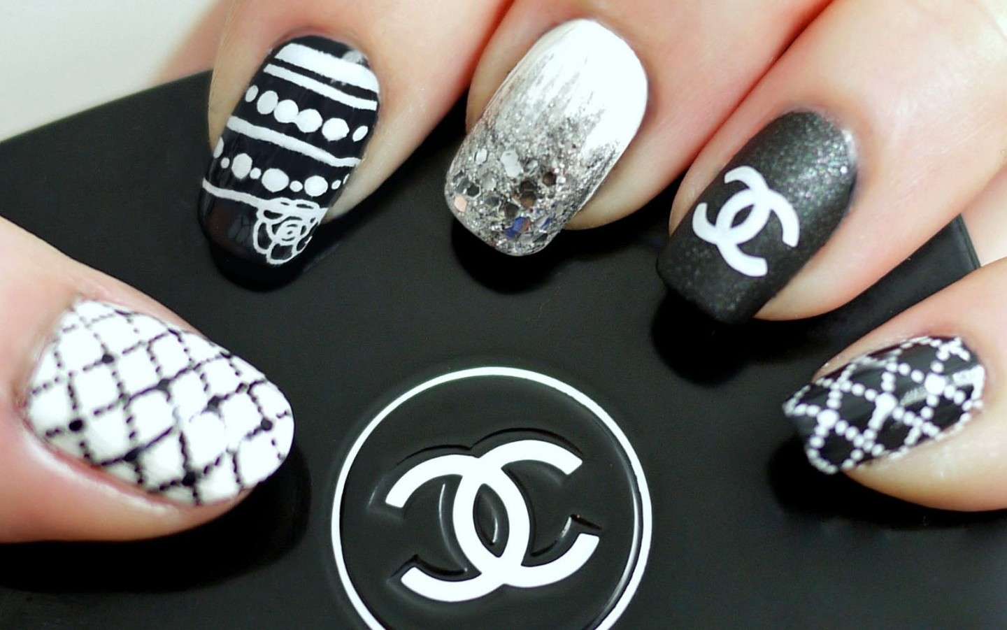 Nail art di Chanel bianca e nera