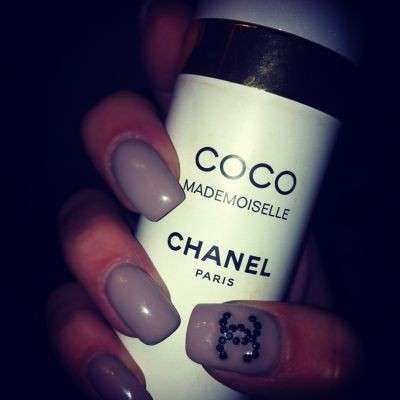 Nail art grigia di Chanel