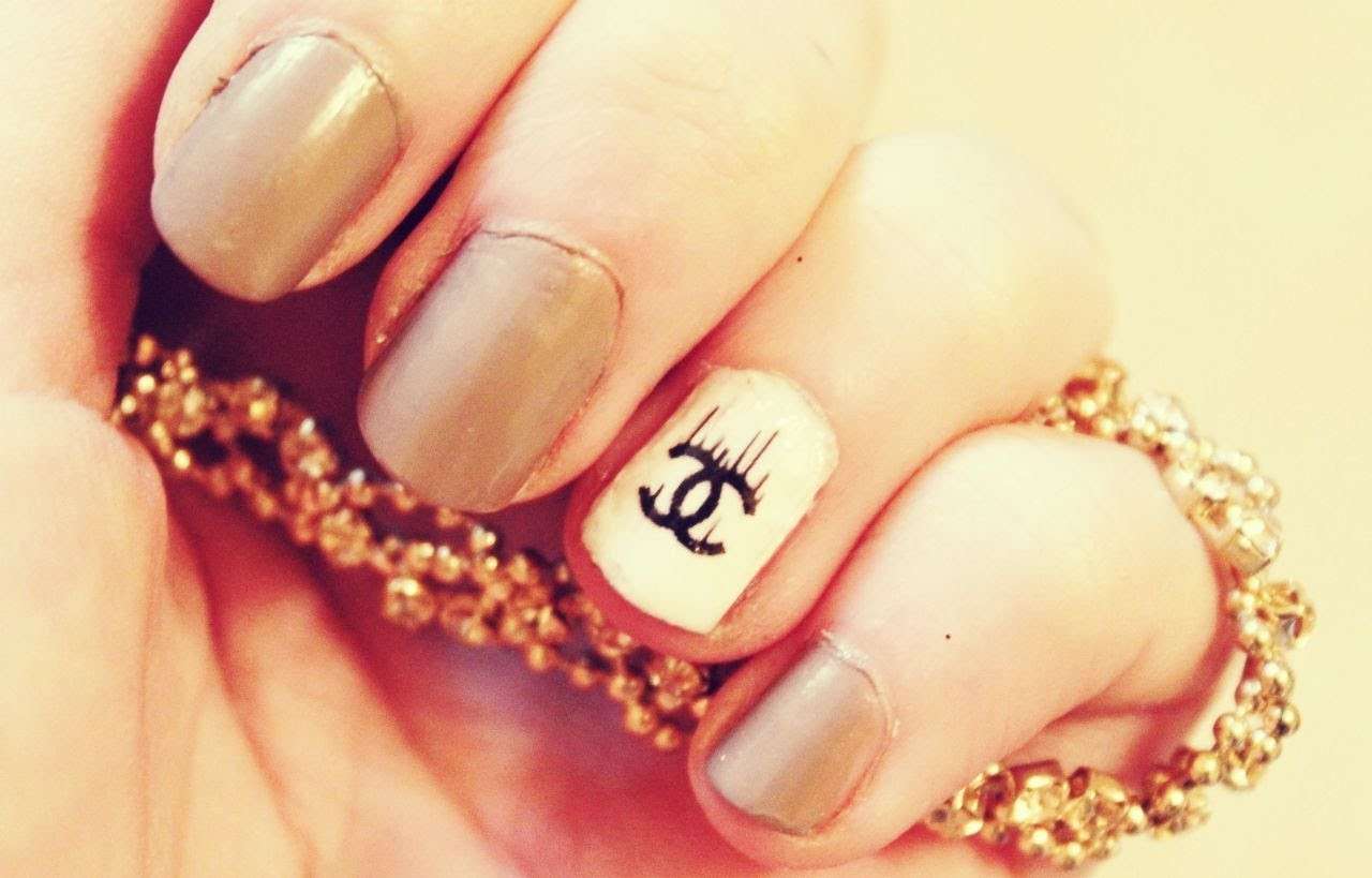 Nail art nude di Chanel