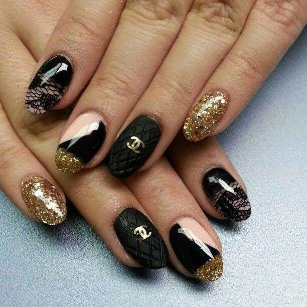 Nail art oro e nera di Chanel
