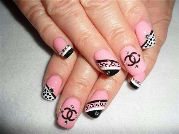 Nail art rosa con strass di Chanel