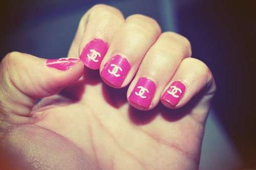 Nail art rosa di Chanel