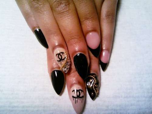 Nail art rosa e nera di Chanel