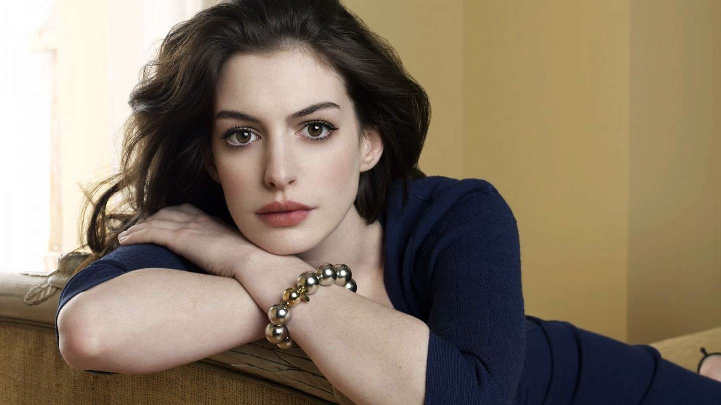 Anne Hathaway pelle chiara e occhi castani