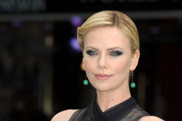 Charlize Theron pelle bianca