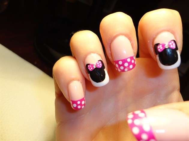 Frech manicure rosa con Minnie