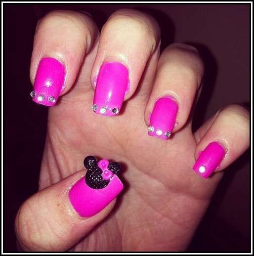 Nail art rosa con strass di Minnie