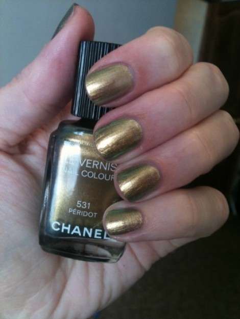Lo smalto oro metallizzato di Chanel
