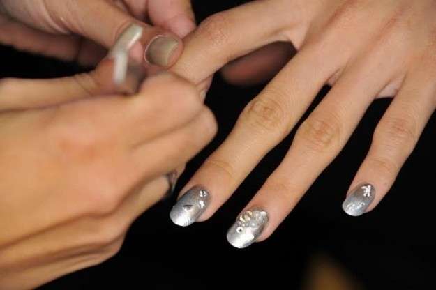 Nail art silver metallico con strass