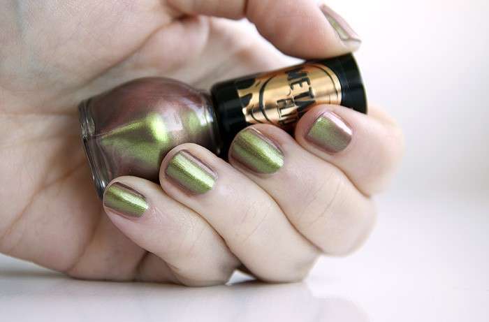 Nail art verde metallizzato