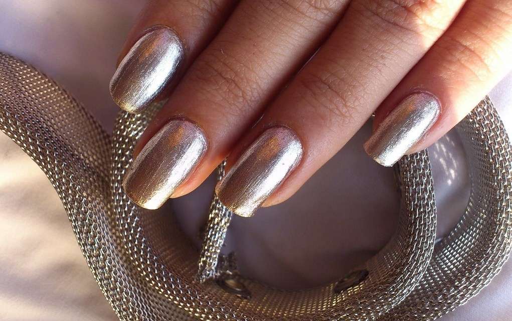 Una manicure oro metallizzato