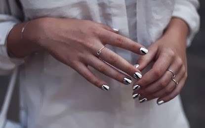 Una nail art silver metallizzato