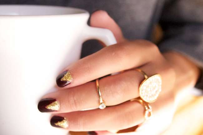 French reverse manicure oro e marrone
