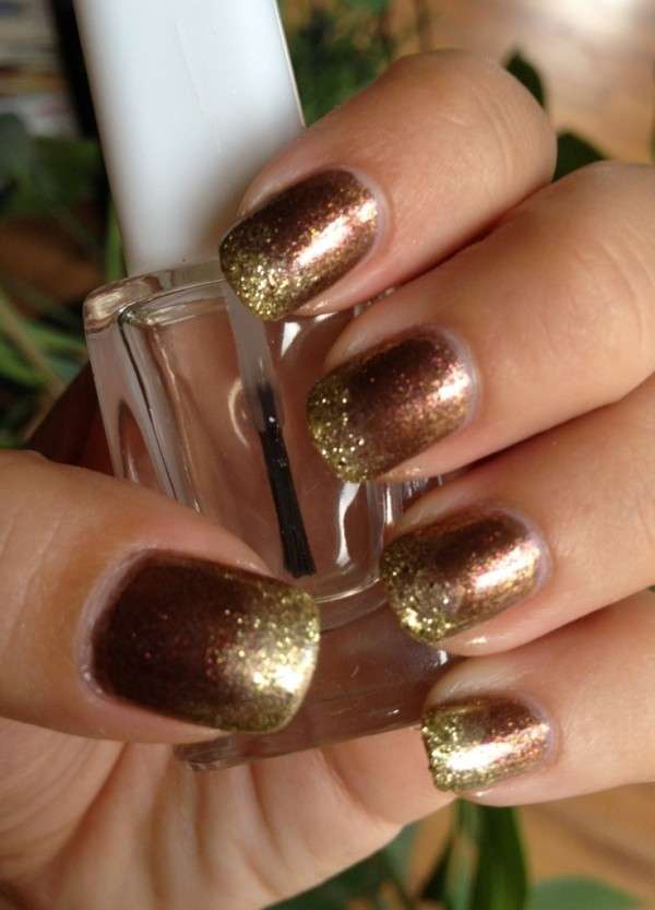 Nail art glitterata oro e marrone