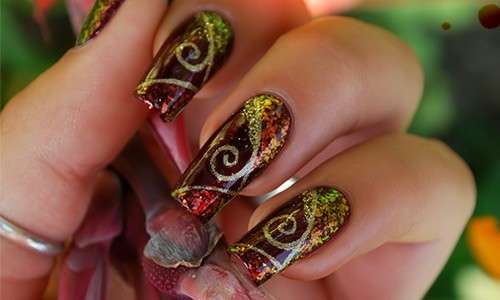 Nail art marrone con decorazioni glitterate