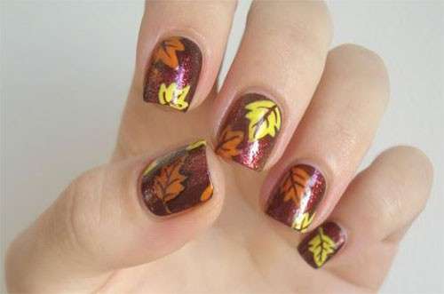 Nail art marrone con foglie colorate